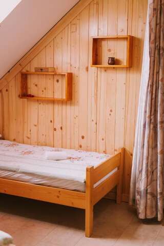 Отели типа «постель и завтрак» Bosnyák Panzió Одорхею-Секуеск Семейный номер с общей ванной комнатой-2